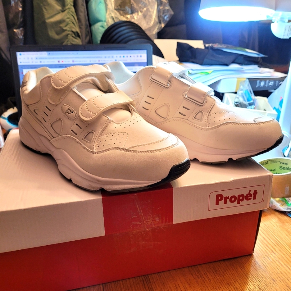 MAN'S  SNEAKERS